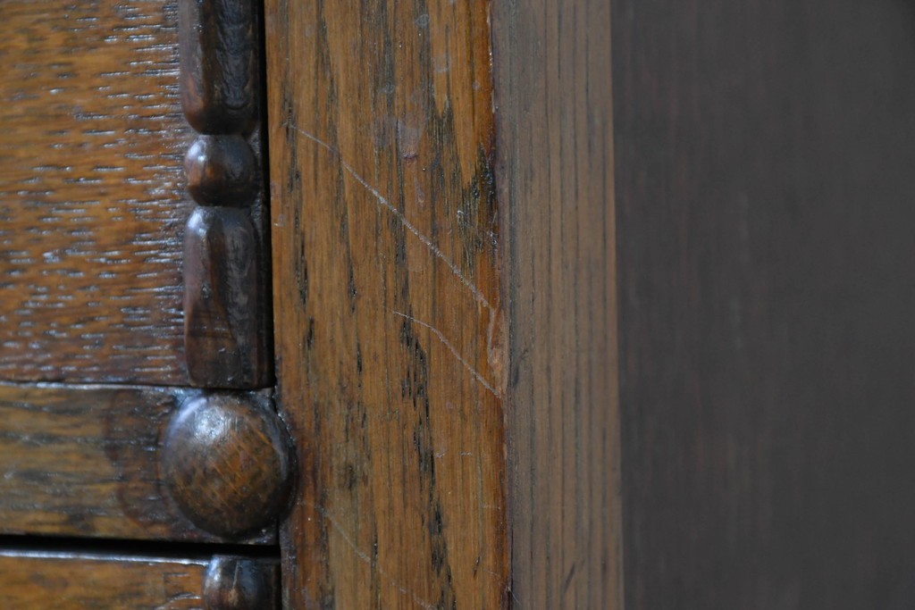 イギリスアンティーク　オーク材　クラシカルな彫刻装飾にドロップ型の引手が映える引き出し3杯のチェスト　(R-087774)