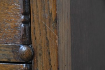 イギリスアンティーク　オーク材　クラシカルな彫刻装飾にドロップ型の引手が映える引き出し3杯のチェスト　(R-087774)