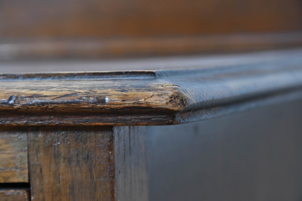 イギリスアンティーク　オーク材　クラシカルな彫刻装飾にドロップ型の引手が映える引き出し3杯のチェスト　(R-087774)