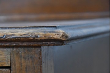 イギリスアンティーク　オーク材　クラシカルな彫刻装飾にドロップ型の引手が映える引き出し3杯のチェスト　(R-087774)