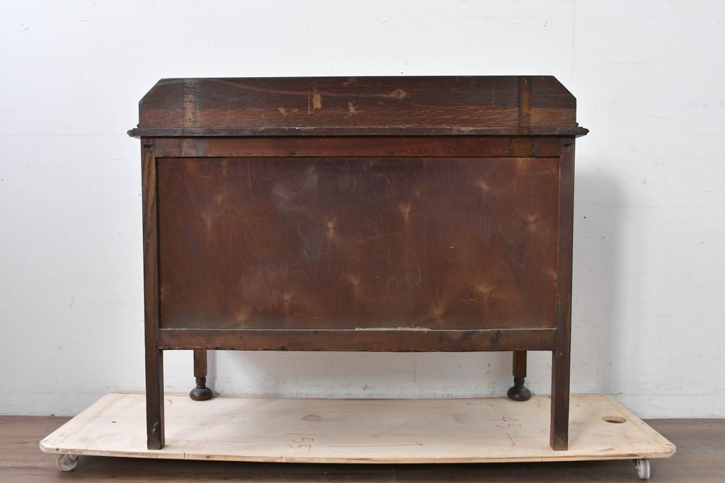 イギリスアンティーク　オーク材　クラシカルな彫刻装飾にドロップ型の引手が映える引き出し3杯のチェスト　(R-087774)