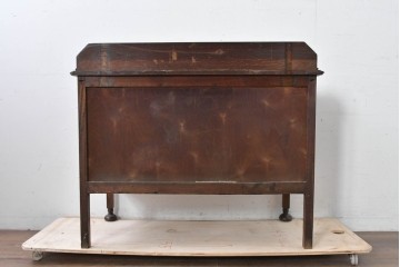 イギリスアンティーク　オーク材　クラシカルな彫刻装飾にドロップ型の引手が映える引き出し3杯のチェスト　(R-087774)