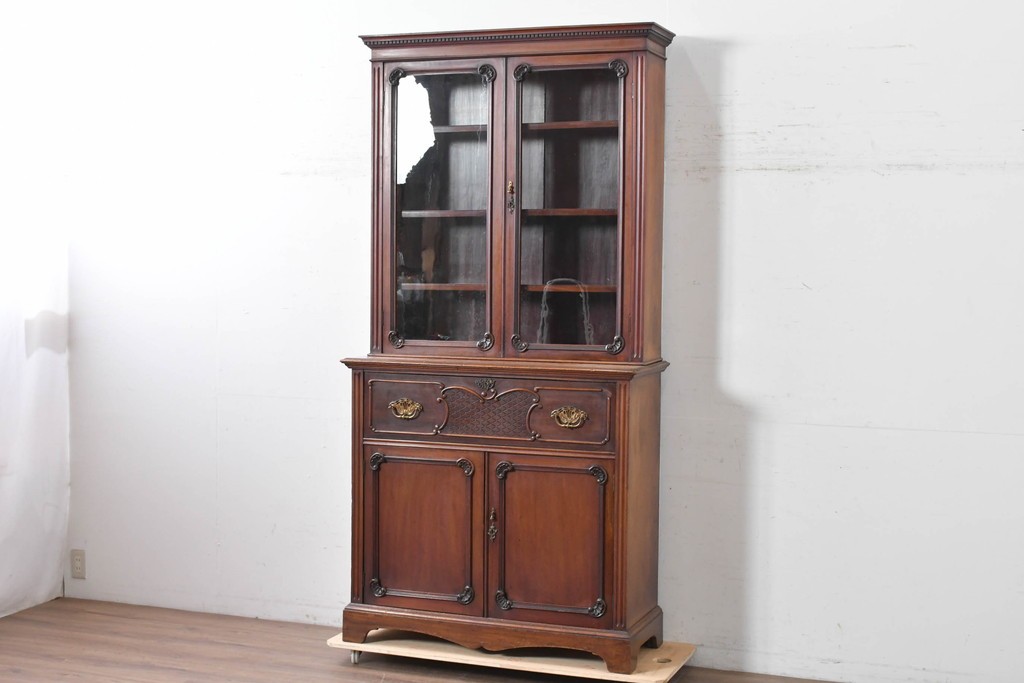 イギリスアンティーク　高級品!!　マホガニー材　優美な装飾と贅沢なレザートップのビューローブックケース　(R-087775)