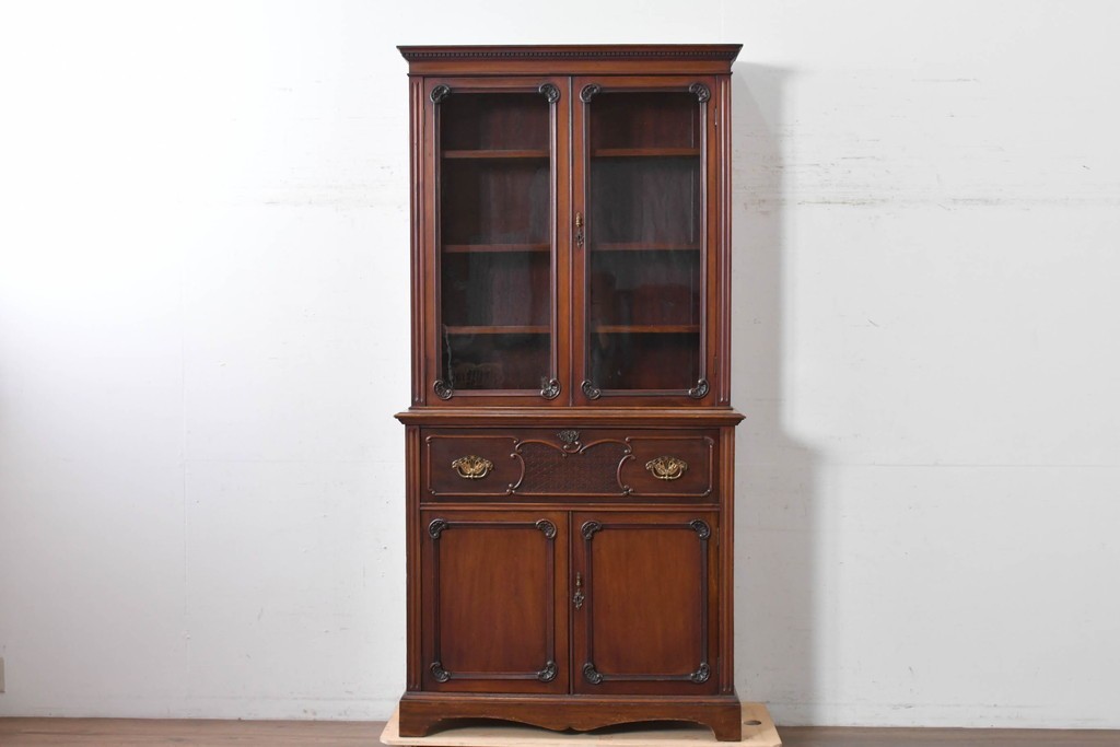 イギリスアンティーク　高級品!!　マホガニー材　優美な装飾と贅沢なレザートップのビューローブックケース　(R-087775)