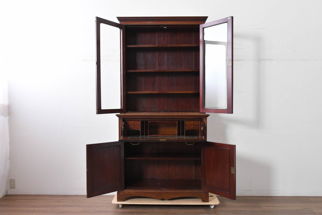 イギリスアンティーク　高級品!!　マホガニー材　優美な装飾と贅沢なレザートップのビューローブックケース　(R-087775)