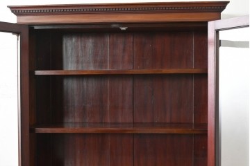 イギリスアンティーク　高級品!!　マホガニー材　優美な装飾と贅沢なレザートップのビューローブックケース　(R-087775)