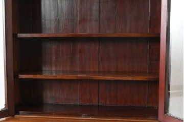 イギリスアンティーク　高級品!!　マホガニー材　優美な装飾と贅沢なレザートップのビューローブックケース　(R-087775)