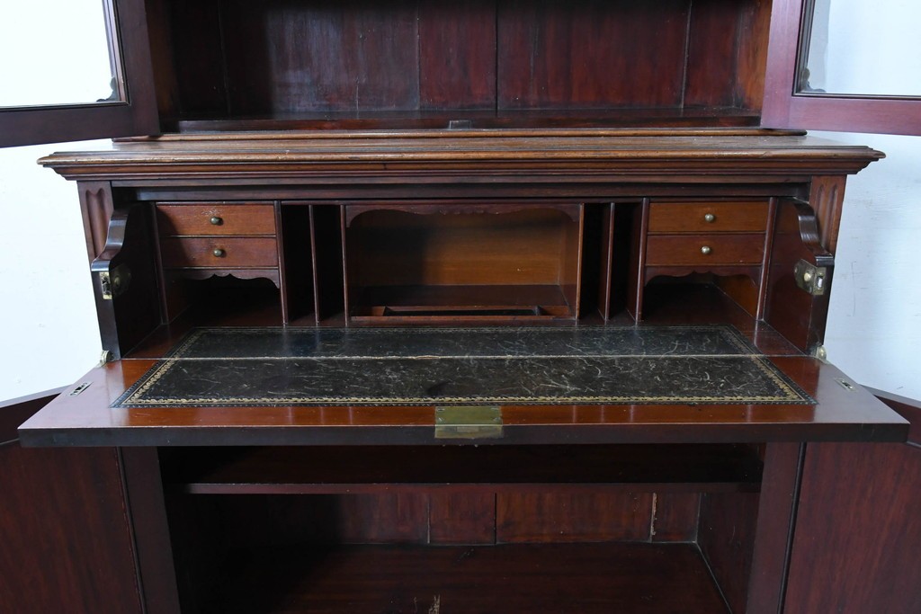 イギリスアンティーク　高級品!!　マホガニー材　優美な装飾と贅沢なレザートップのビューローブックケース　(R-087775)