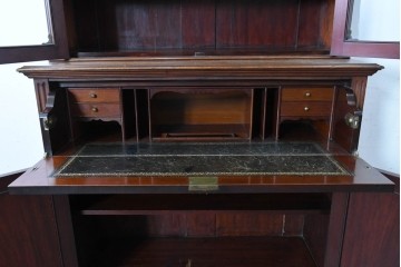 イギリスアンティーク　高級品!!　マホガニー材　優美な装飾と贅沢なレザートップのビューローブックケース　(R-087775)