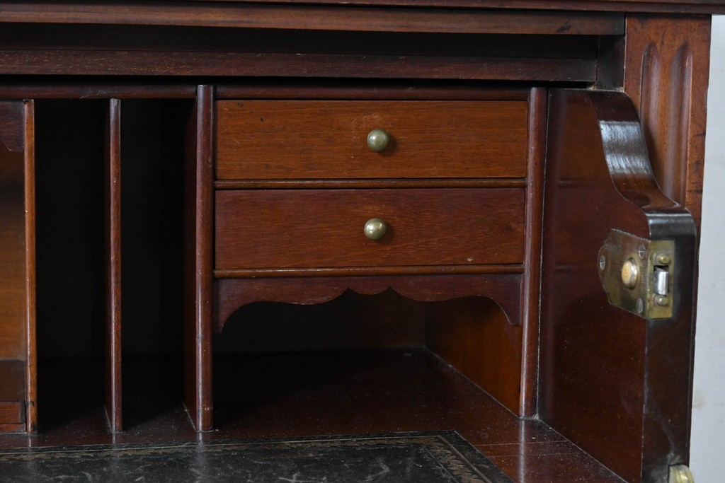 イギリスアンティーク　高級品!!　マホガニー材　優美な装飾と贅沢なレザートップのビューローブックケース　(R-087775)