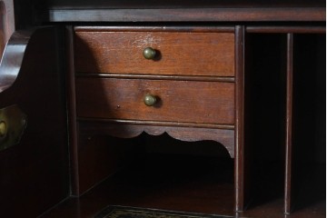 イギリスアンティーク　高級品!!　マホガニー材　優美な装飾と贅沢なレザートップのビューローブックケース　(R-087775)