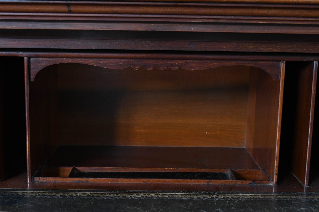 イギリスアンティーク　高級品!!　マホガニー材　優美な装飾と贅沢なレザートップのビューローブックケース　(R-087775)