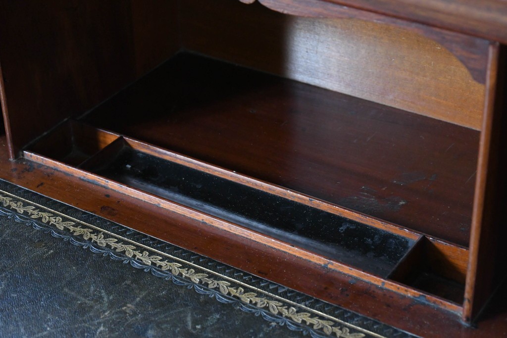 イギリスアンティーク　高級品!!　マホガニー材　優美な装飾と贅沢なレザートップのビューローブックケース　(R-087775)