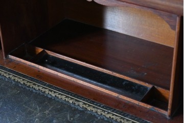 イギリスアンティーク　高級品!!　マホガニー材　優美な装飾と贅沢なレザートップのビューローブックケース　(R-087775)