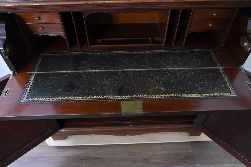 イギリスアンティーク　高級品!!　マホガニー材　優美な装飾と贅沢なレザートップのビューローブックケース　(R-087775)