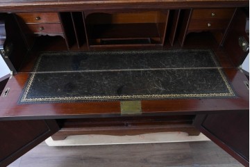 イギリスアンティーク　高級品!!　マホガニー材　優美な装飾と贅沢なレザートップのビューローブックケース　(R-087775)