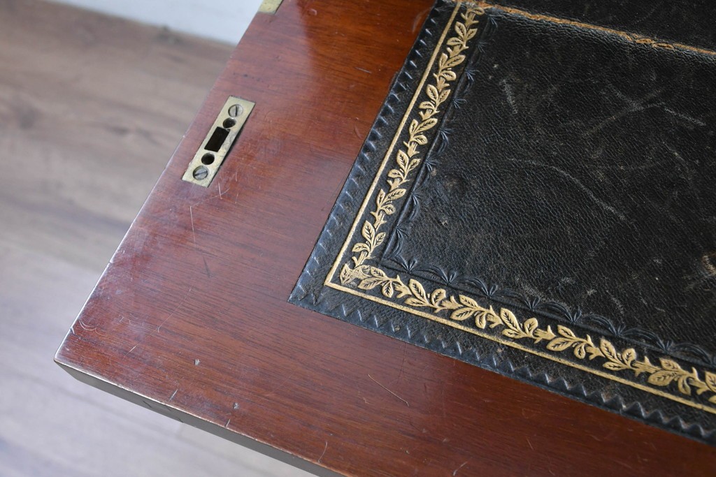 イギリスアンティーク　高級品!!　マホガニー材　優美な装飾と贅沢なレザートップのビューローブックケース　(R-087775)