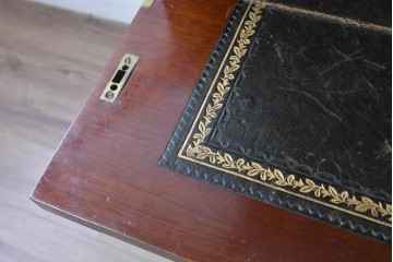 イギリスアンティーク　高級品!!　マホガニー材　優美な装飾と贅沢なレザートップのビューローブックケース　(R-087775)