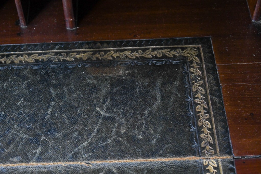 イギリスアンティーク　高級品!!　マホガニー材　優美な装飾と贅沢なレザートップのビューローブックケース　(R-087775)