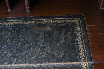 イギリスアンティーク　高級品!!　マホガニー材　優美な装飾と贅沢なレザートップのビューローブックケース　(R-087775)