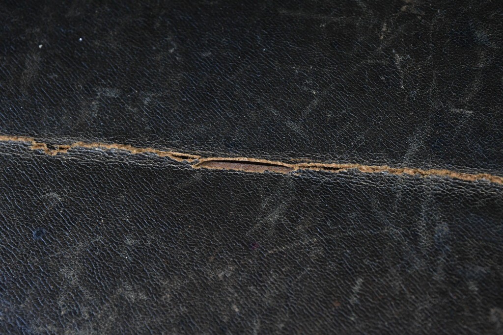 イギリスアンティーク　高級品!!　マホガニー材　優美な装飾と贅沢なレザートップのビューローブックケース　(R-087775)