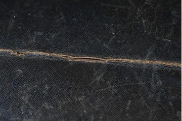 イギリスアンティーク　高級品!!　マホガニー材　優美な装飾と贅沢なレザートップのビューローブックケース　(R-087775)