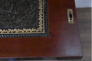 イギリスアンティーク　高級品!!　マホガニー材　優美な装飾と贅沢なレザートップのビューローブックケース　(R-087775)