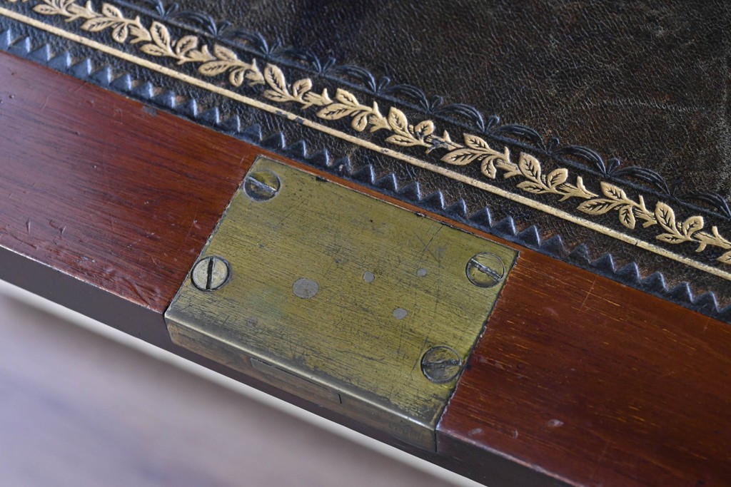 イギリスアンティーク　高級品!!　マホガニー材　優美な装飾と贅沢なレザートップのビューローブックケース　(R-087775)