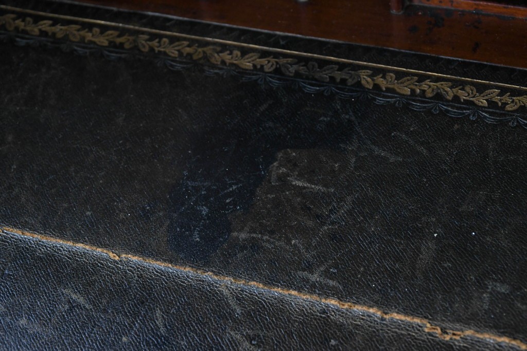 イギリスアンティーク　高級品!!　マホガニー材　優美な装飾と贅沢なレザートップのビューローブックケース　(R-087775)