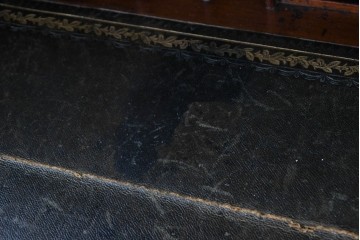 イギリスアンティーク　高級品!!　マホガニー材　優美な装飾と贅沢なレザートップのビューローブックケース　(R-087775)