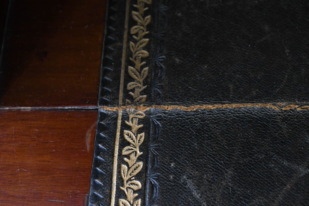 イギリスアンティーク　高級品!!　マホガニー材　優美な装飾と贅沢なレザートップのビューローブックケース　(R-087775)