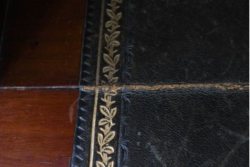 イギリスアンティーク　高級品!!　マホガニー材　優美な装飾と贅沢なレザートップのビューローブックケース　(R-087775)