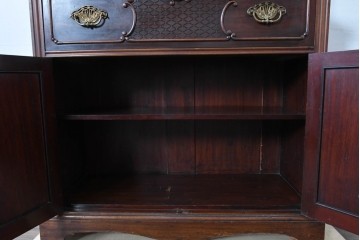 イギリスアンティーク　高級品!!　マホガニー材　優美な装飾と贅沢なレザートップのビューローブックケース　(R-087775)