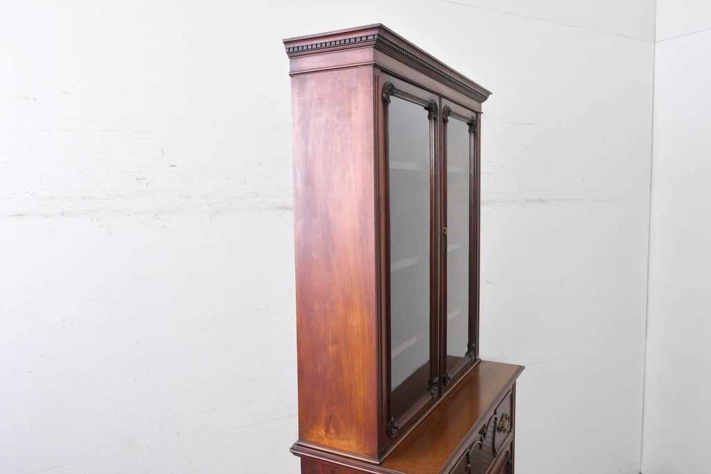 イギリスアンティーク　高級品!!　マホガニー材　優美な装飾と贅沢なレザートップのビューローブックケース　(R-087775)