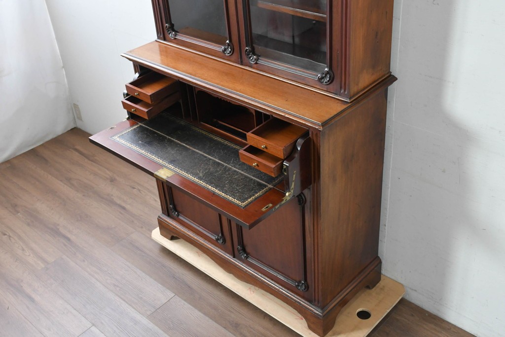 イギリスアンティーク　高級品!!　マホガニー材　優美な装飾と贅沢なレザートップのビューローブックケース　(R-087775)