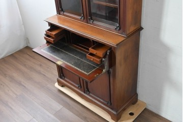 イギリスアンティーク　高級品!!　マホガニー材　優美な装飾と贅沢なレザートップのビューローブックケース　(R-087775)