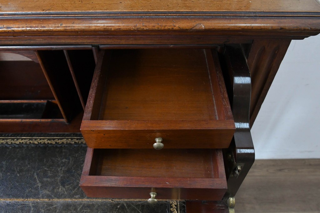 イギリスアンティーク　高級品!!　マホガニー材　優美な装飾と贅沢なレザートップのビューローブックケース　(R-087775)