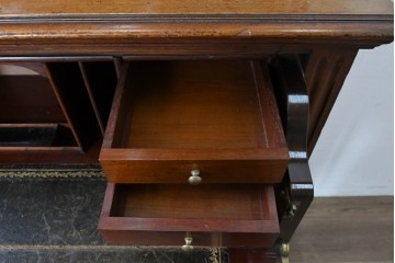 イギリスアンティーク　高級品!!　マホガニー材　優美な装飾と贅沢なレザートップのビューローブックケース　(R-087775)