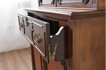 イギリスアンティーク　高級品!!　マホガニー材　優美な装飾と贅沢なレザートップのビューローブックケース　(R-087775)