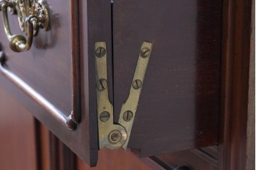 イギリスアンティーク　高級品!!　マホガニー材　優美な装飾と贅沢なレザートップのビューローブックケース　(R-087775)