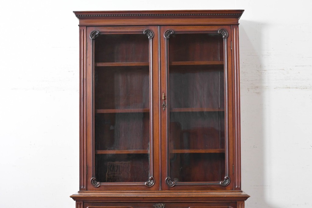 イギリスアンティーク　高級品!!　マホガニー材　優美な装飾と贅沢なレザートップのビューローブックケース　(R-087775)