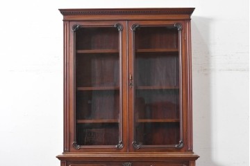 イギリスアンティーク　高級品!!　マホガニー材　優美な装飾と贅沢なレザートップのビューローブックケース　(R-087775)