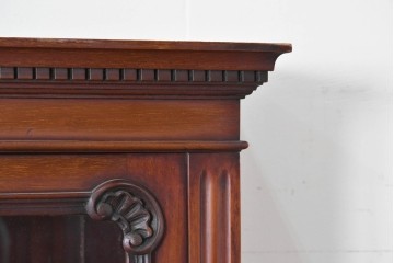 イギリスアンティーク　高級品!!　マホガニー材　優美な装飾と贅沢なレザートップのビューローブックケース　(R-087775)