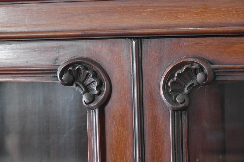 イギリスアンティーク　高級品!!　マホガニー材　優美な装飾と贅沢なレザートップのビューローブックケース　(R-087775)