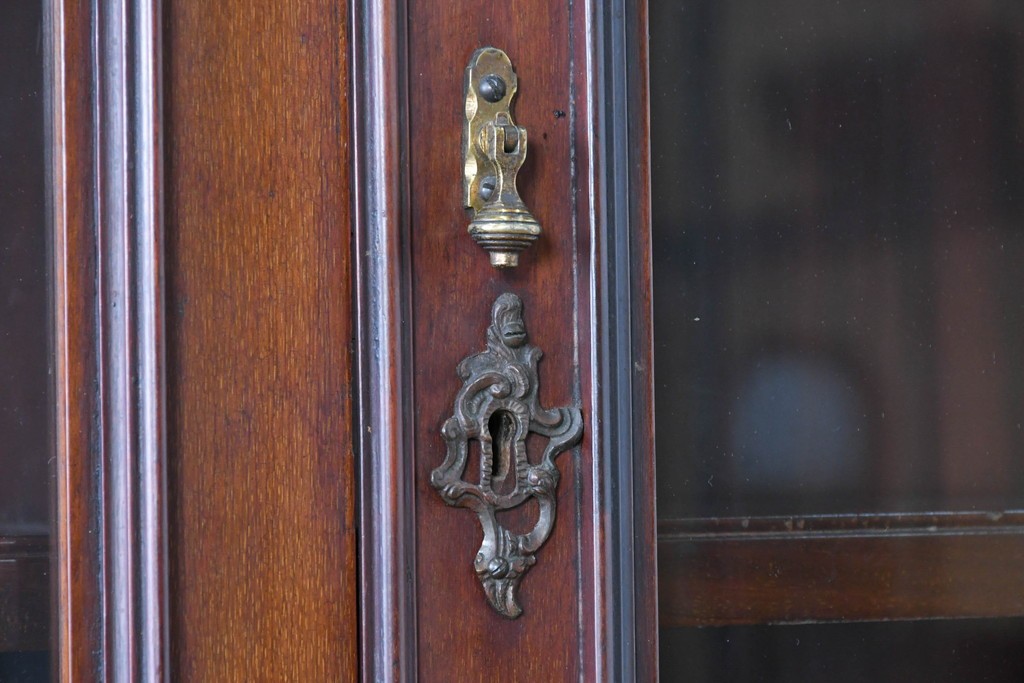 イギリスアンティーク　高級品!!　マホガニー材　優美な装飾と贅沢なレザートップのビューローブックケース　(R-087775)