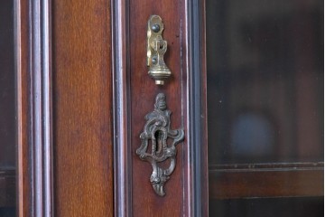 イギリスアンティーク　高級品!!　マホガニー材　優美な装飾と贅沢なレザートップのビューローブックケース　(R-087775)