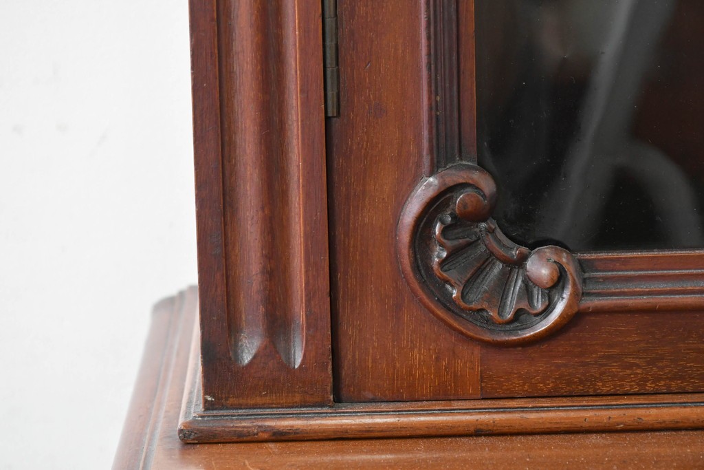 イギリスアンティーク　高級品!!　マホガニー材　優美な装飾と贅沢なレザートップのビューローブックケース　(R-087775)