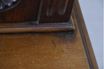 イギリスアンティーク　高級品!!　マホガニー材　優美な装飾と贅沢なレザートップのビューローブックケース　(R-087775)