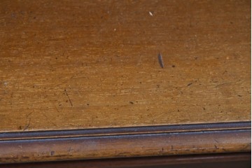 イギリスアンティーク　高級品!!　マホガニー材　優美な装飾と贅沢なレザートップのビューローブックケース　(R-087775)