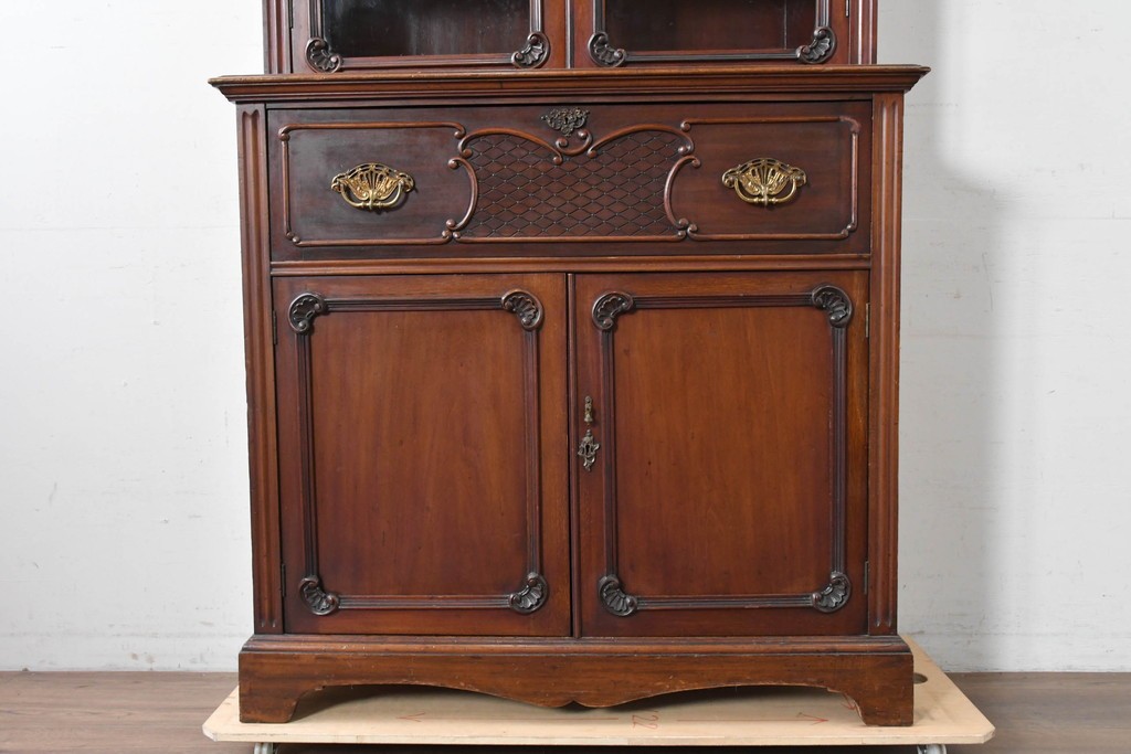 イギリスアンティーク　高級品!!　マホガニー材　優美な装飾と贅沢なレザートップのビューローブックケース　(R-087775)